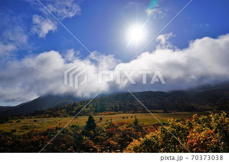 栗駒山の名残ヶ原と太陽 70373038