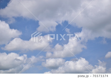 青空と涌き雲の風景 大空流れる白い涌き雲の写真素材 [70373374] - PIXTA