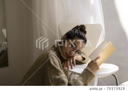 読書をする女性 読書をする女性 70373929