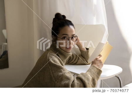 読書をする女性 70374077