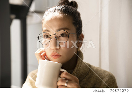 ティータイムでくつろぐ女性 70374079