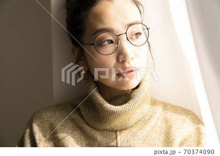 セーターを着た女性のポートレート 70374090