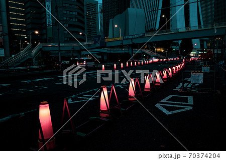 夜の都会の交差点 暗闇に連なる赤い三角コーン 2020.09　b-2 70374204