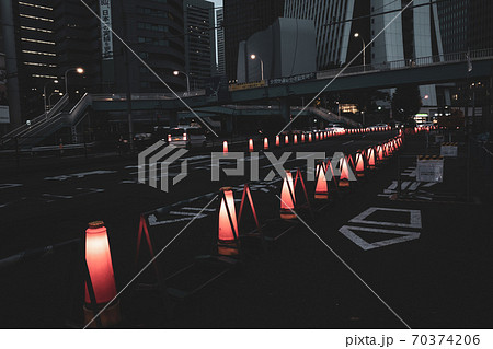 夜の都会の交差点 暗闇に連なる赤い三角コーン 2020.09　b-4 70374206
