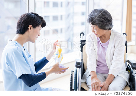 医療 膝関節模型を使って説明をするドクター 医療 膝関節模型を使って説明をするドクター 70374250