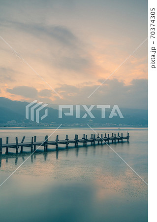 諏訪湖の夜明け【赤砂崎公園の下諏訪港より撮影】 70374305