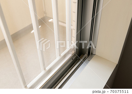 掃除した後のきれいな網戸 70375511