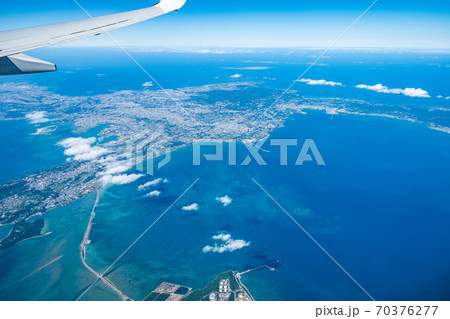旅客機の窓から眺める沖縄の海　うるま市 70376277