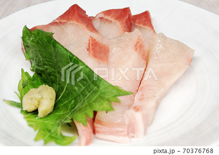 家庭的で素朴な自宅調理の「鰤の刺し身」水彩画風 家庭的で素朴な自宅調理の「鰤の刺し身」水彩画風 70376768