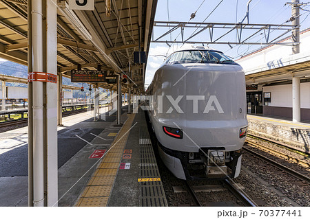 城崎温泉駅に停車中の特急きのさき287系列車の写真素材