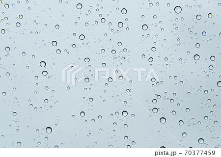 フロントガラスの水滴 70377459