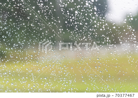 フロントガラスの水滴 フロントガラスの水滴 70377467