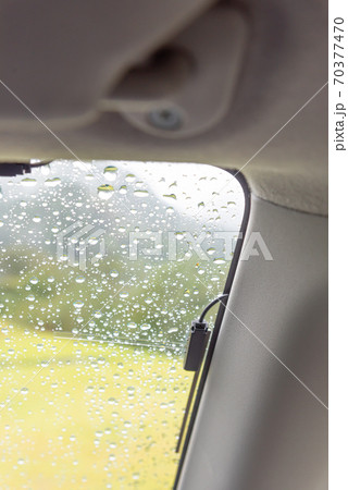 フロントガラスの水滴 70377470
