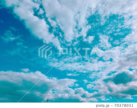 秋の吸い込まれそうな空 70378031