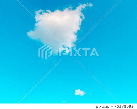 ふわふわと空に浮かぶ綿菓子みたいな雲 70378093