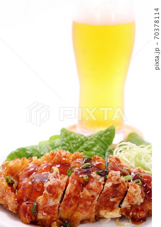 鶏のから揚げ あんかけ ビール 白背景 鶏のから揚げ あんかけ ビール 白背景 70378114