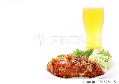 鶏のから揚げ　あんかけ　ビール　白背景 70378115