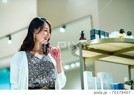 お店でショッピングを楽しむ若い女性 70378407