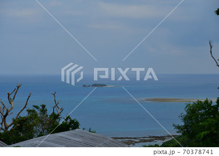 斎場御嶽からみるコマカ島 斎場御嶽からみるコマカ島 70378741