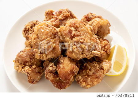 鶏もも肉の唐揚げ、レモン添え。(白バック) 鶏もも肉の唐揚げ、レモン添え。(白バック) 70378811