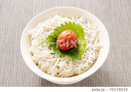 釜揚げしらす丼(大葉･梅干しのせ)。 70379050