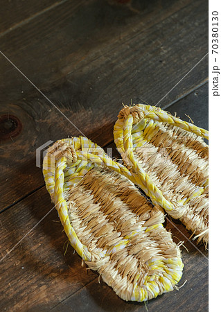 古民家の玄関で脱がれたわらじ 70380130