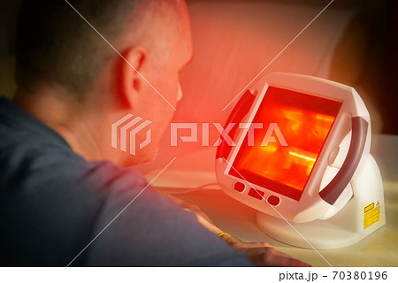 Heling pain with infrared light therapy Heling pain with infrared light therapy 70380196