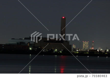 ゴミ焼却場　夜景 70380463