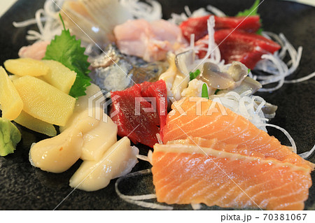 北海道、釧路の居酒屋で食べる美味しいお刺身盛合せ 北海道、釧路の居酒屋で食べる美味しいお刺身盛合せ 70381067