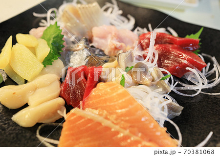 北海道、釧路の居酒屋で食べる美味しいお刺身盛合せ 北海道、釧路の居酒屋で食べる美味しいお刺身盛合せ 70381068