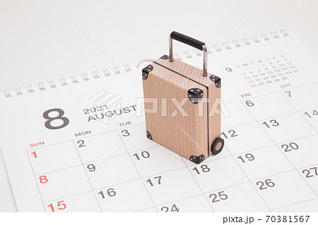 スーツケースとカレンダー　2021年　お盆休みイメージ　帰省イメージ　旅行イメージ　 70381567