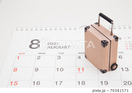 スーツケースとカレンダー　2021年お盆休みイメージ　帰省イメージ　旅行イメージ　 70381571