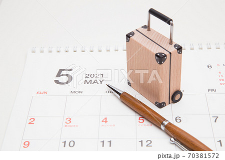 スーツケースとカレンダー　ゴールデンウィーク旅行イメージ 　5月連休予定　 70381572