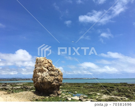 沖縄の海　飛行機 70381696