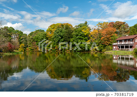 紅葉の塩沢湖 70381719