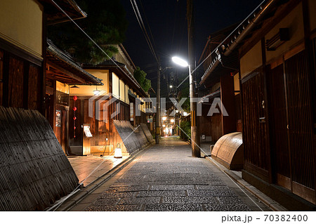 京都・祇園下河原通りの夜景 70382400