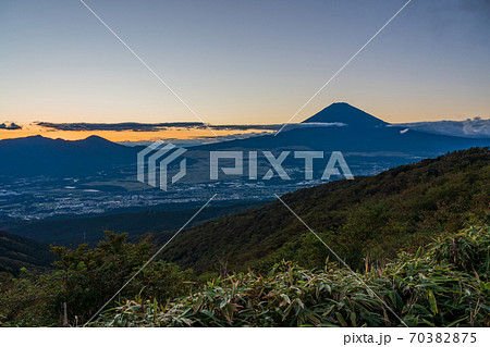 (静岡県)箱根スカイラインから望む、富士山 夕景 (静岡県)箱根スカイラインから望む、富士山 夕景 70382875