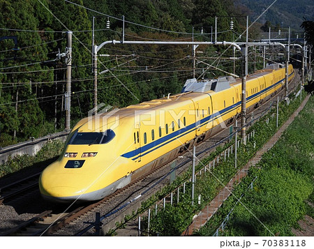 ドクターイエロー 関ケ原にて ドクターイエロー 関ケ原にて 70383118