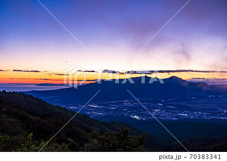 （静岡県）箱根スカイラインから望む、沼津方面の夜景　夕景 70383341