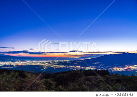 (静岡県)箱根スカイラインから望む、沼津方面の夜景 夕景 (静岡県)箱根スカイラインから望む、沼津方面の夜景 夕景 70383342