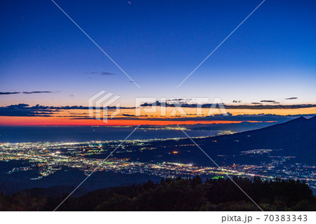 （静岡県）箱根スカイラインから望む、沼津方面の夜景　夕景 70383343