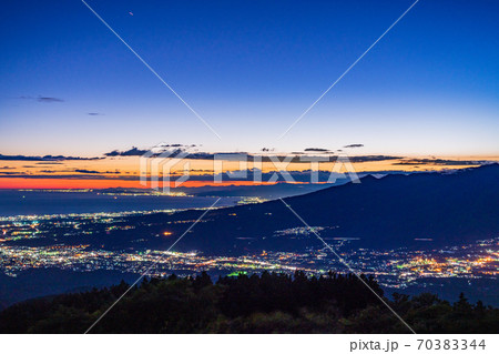 （静岡県）箱根スカイラインから望む、沼津方面の夜景　夕景 70383344