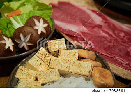 すき焼きが美味しい季節になりました。 70383814