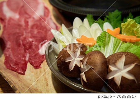 すき焼きが美味しい季節になりました。 70383817