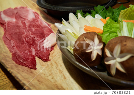 すき焼きが美味しい季節になりました。 70383821