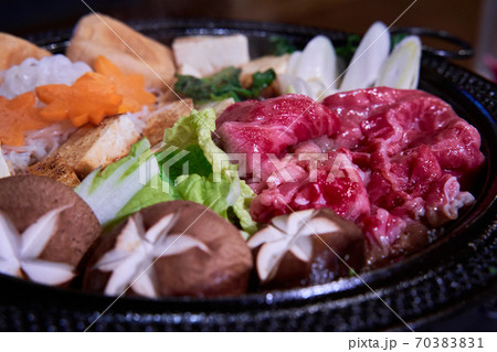 すき焼きが美味しい季節になりました。 70383831