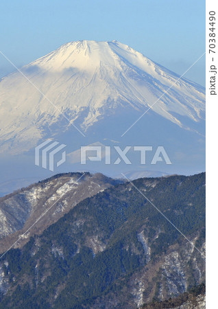 丹沢の烏尾山より望む冬の富士山 丹沢の烏尾山より望む冬の富士山 70384490
