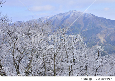 丹沢 雪化粧した二ノ塔より大山 丹沢 雪化粧した二ノ塔より大山 70384497