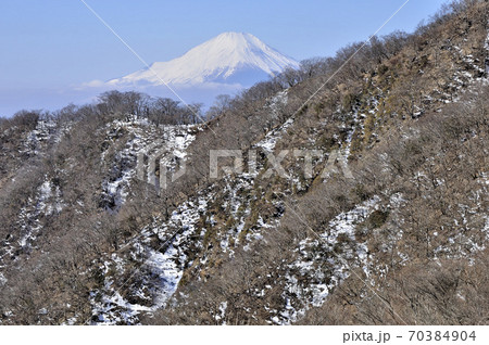 冬の丹沢山地と富士山 70384904