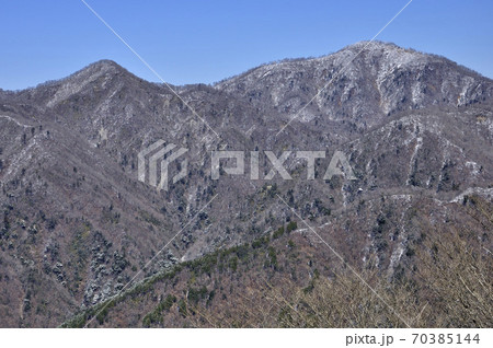 厳冬期の丹沢山地 鍋割山より檜洞丸を望む 70385144